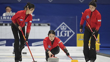 连救4个局点轰6-0！王曼昱打出窒息逆转，第三局直接打崩对手