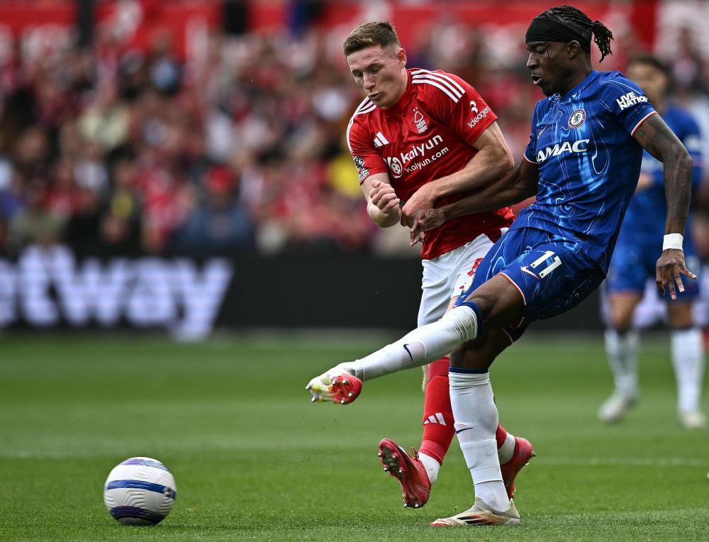 利物浦暂时摆脱困境，但斯洛特执教仍存疑，维尔茨与基耶萨表现关键，战术调整引发争议。